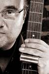 Bluesgitarrist Chris Kramer, schwarz/weiß Portrait mit Gitarre und Bottleneck